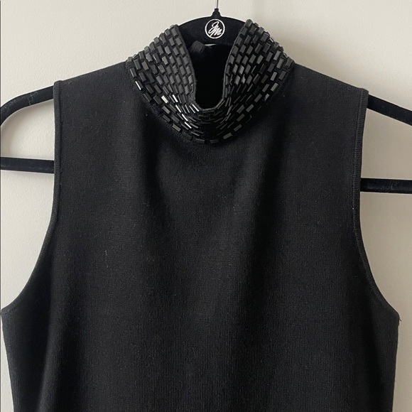 Elegant Black Sleeveless Dress - Picture 6 of 7